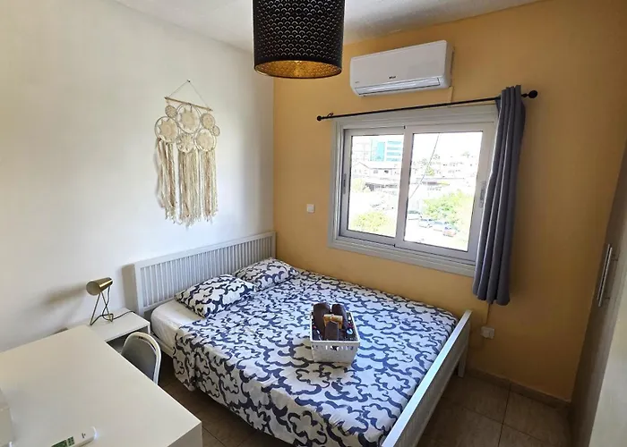 Comfy And Exquisite In A Shared 3br Near Main Harbor, Center * Larnaca