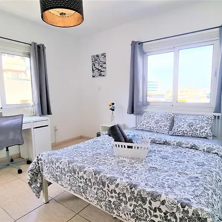 Comfy And Exquisite In A Shared 3br Near Main Harbor, Center Apartament Larnaca