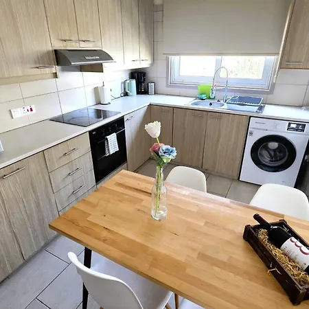 Comfy And Exquisite In A Shared 3br Near Main Harbor, Center דירה לרנקה