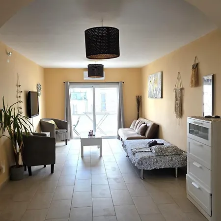 Comfy And Exquisite In A Shared 3br Near Main Harbor, Center 拉纳卡